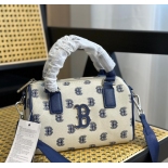 Cheap wholesale spring and summer new full-standard black letters men and women with the same handbag slung travel leisure bags